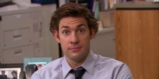 John Krasinski interpretando a Jim Halpert en The Office.