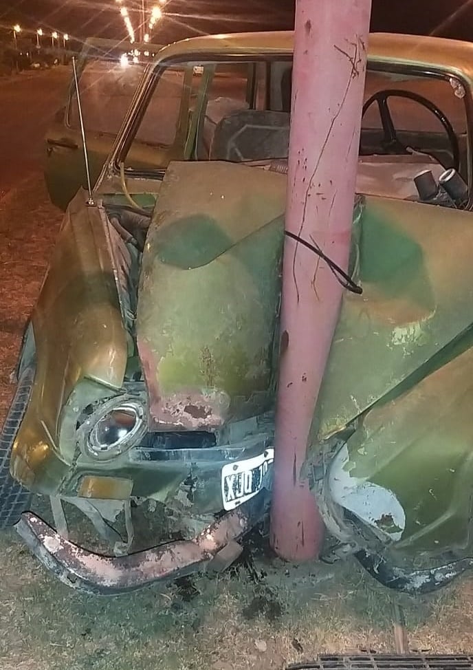 Un auto impactó sobre una columna en avenida Monteagudo