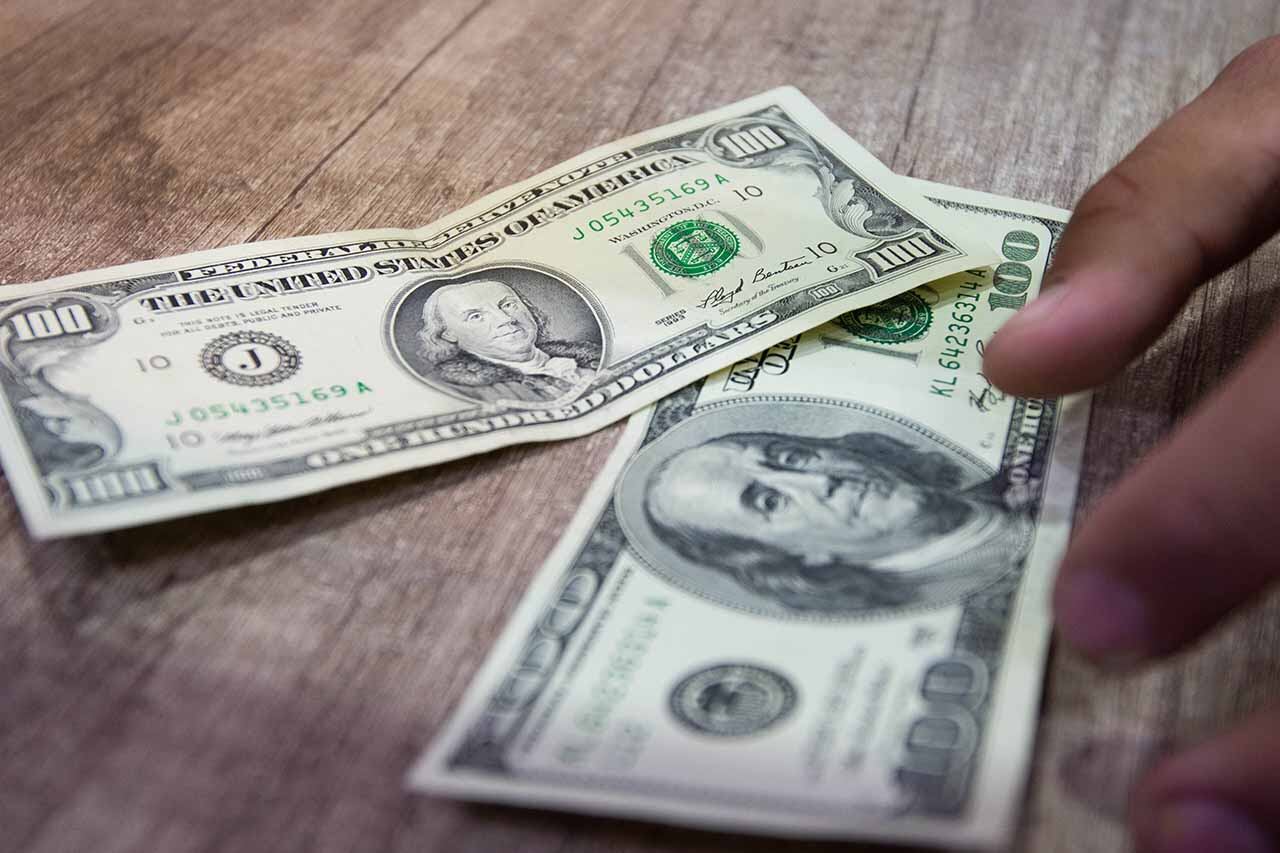 El Gobierno reanudaría las devaluaciones diarias y el dólar mayorista costaría $ 353,30 desde mañana.