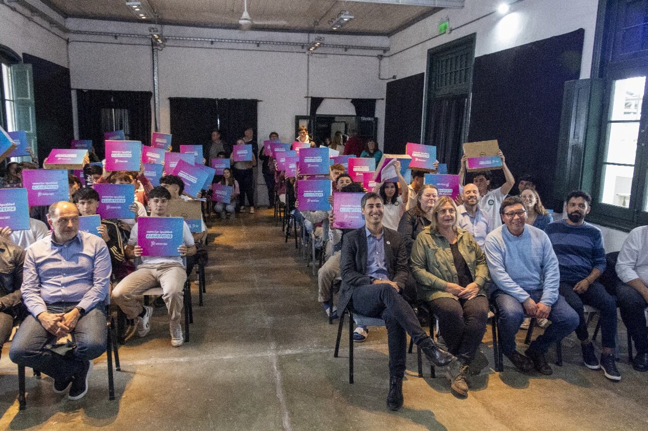 Alumnos de diferentes colegios recibieron computadoras