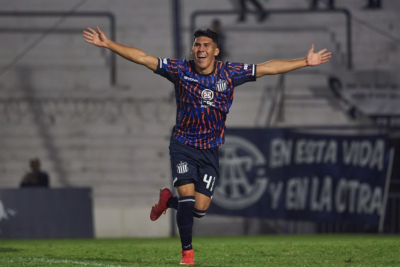 El pibe Tomás Olmos marcó el gol de la reserva del triunfo de la reserva de  Talleres ante Estudiantes de La Plata. También firmó su primer contrato. (Prensa Talleres)