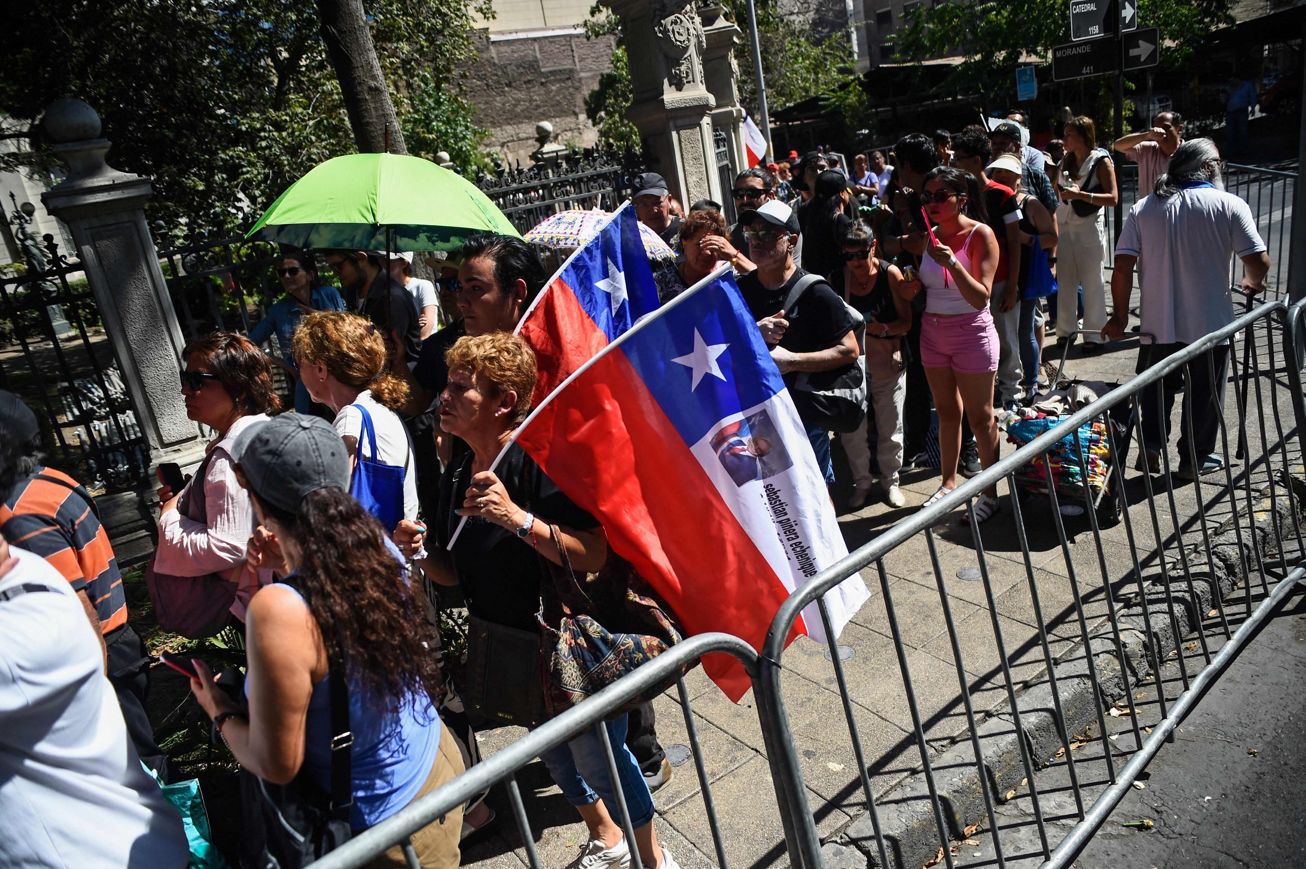 Largas filas para despedir a Piñera