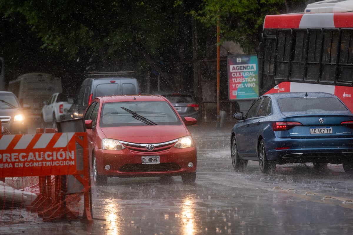 Una fuerte tormenta azotó gran parte de Mendoza y cayó granizo en Godoy Cruz y Las Heras. Foto: Ignacio Blanco / Los Andes.