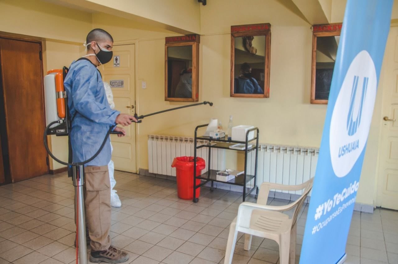 El sitio destinado a hacer los hisopados es sanitizado a cada paso de los  testeados.