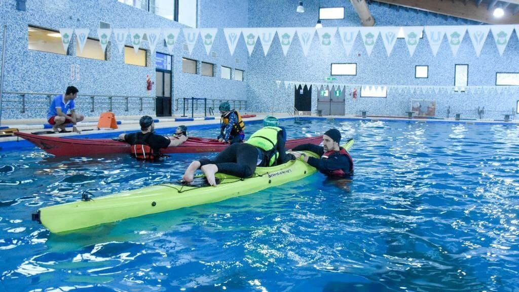 Instructores y alumnos durante las prácticas