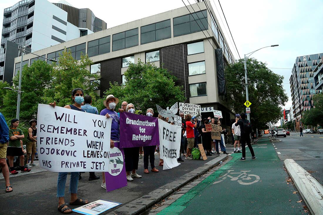 Los fans australianos fueron a apoyar a Novak Djokovic en el hotel de Melbourne. 