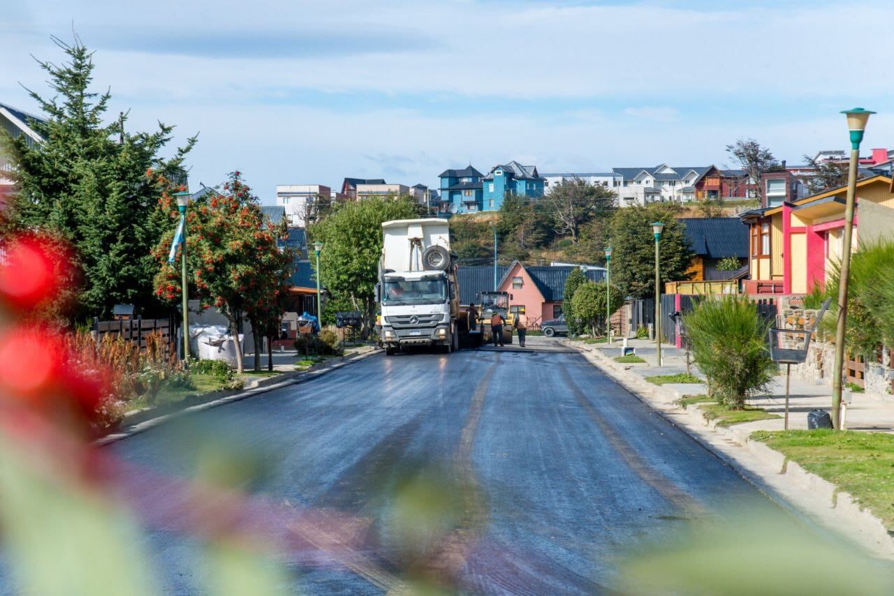 Continúan los trabajos de pavimentación en el barrio Pipo