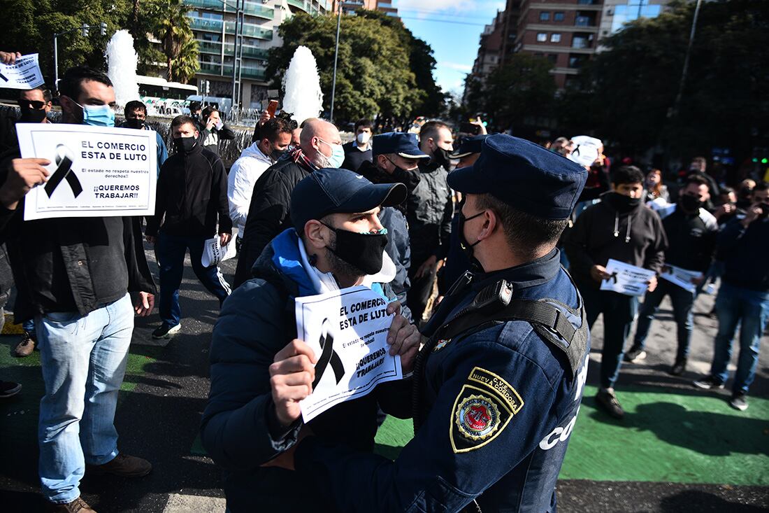 Cordoba el 21 de Mayo de 2021   protesta e incidentes en la manifestaciones de dueños y trabajadores del sector gastronomico de bares y restaurantes por las nuevas medidas de restricciones del gobierno ante la segunda ola de covid 19 Foto: Pedro Castillo