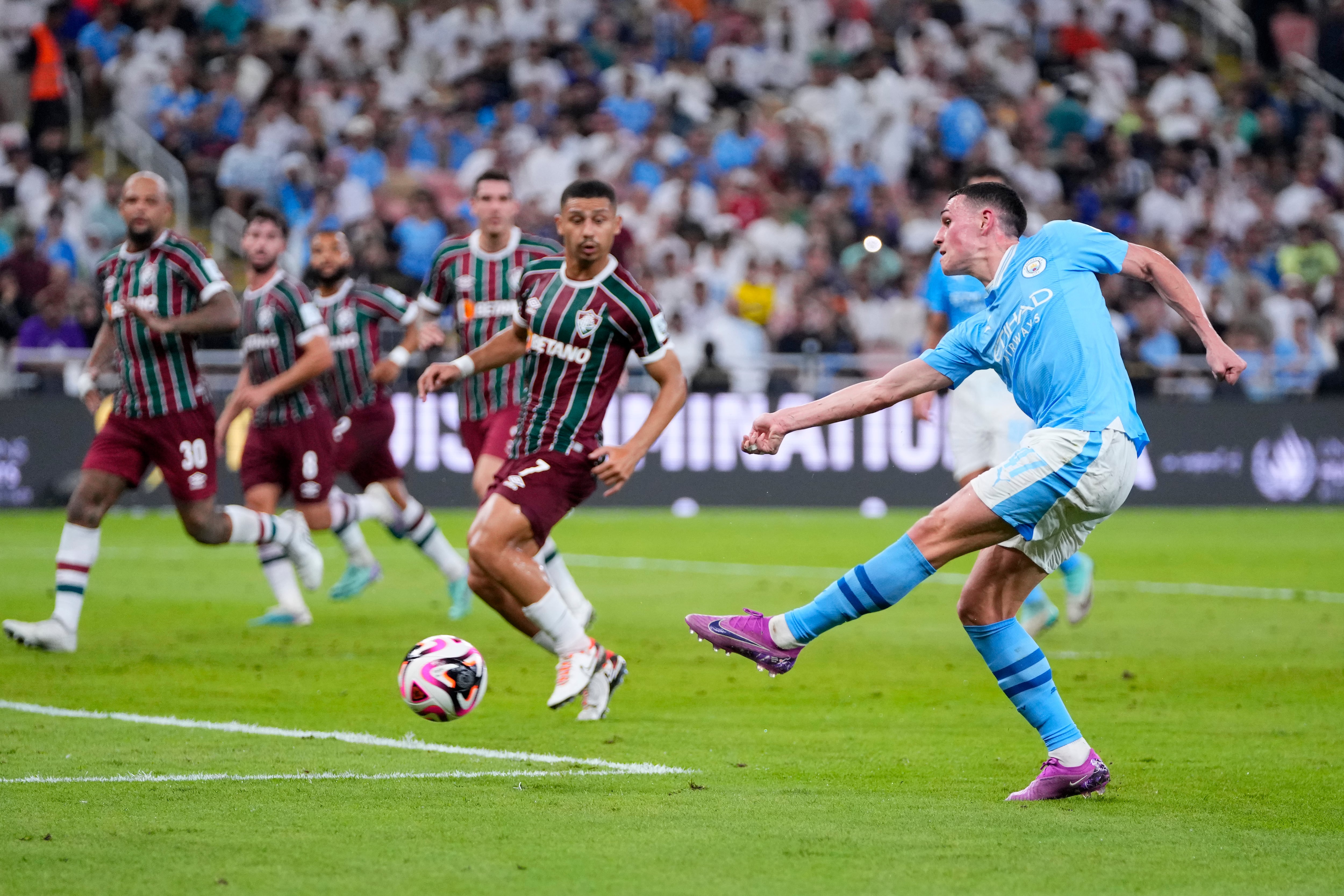 Phil Foden del Manchester City intenta tirar a gol durante la final del Mundial de Clubs ante el Fluminense en el Estadio King Abdullah Sports City en Yeda, Arabia Saudí el viernes 22 de diciembre del 2023. (AP Foto/Manu Fernandez)