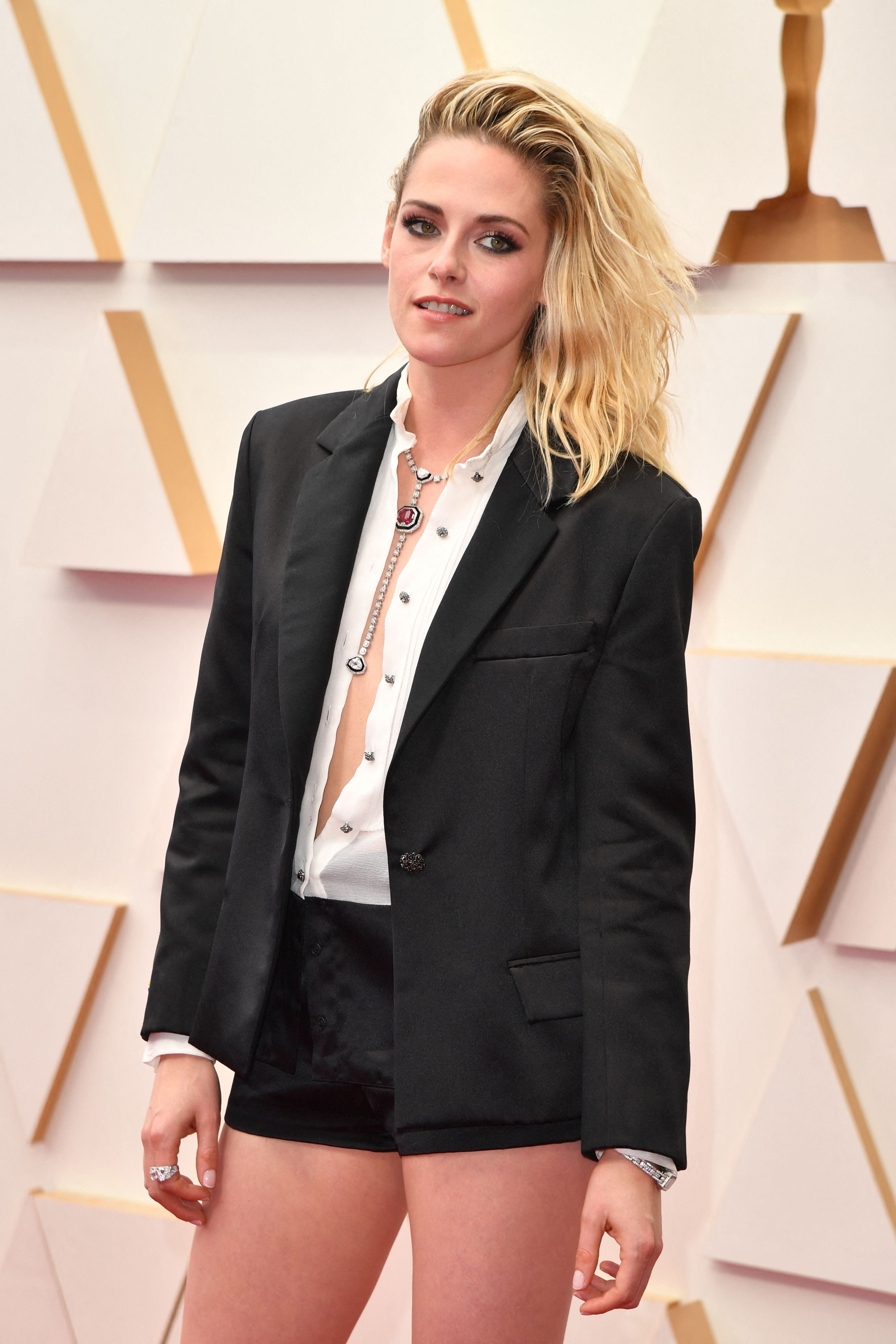 Kristen Stewart en la alfombra roja de los Premios Oscar 2022.