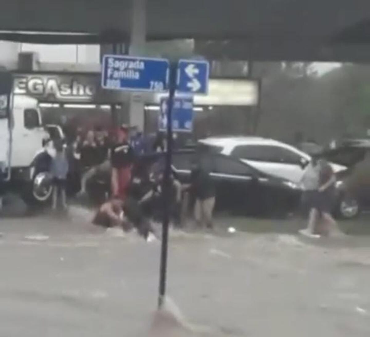 Avenida Sagrada Familia se volvió un río: vecinos debieron rescatar a una persona