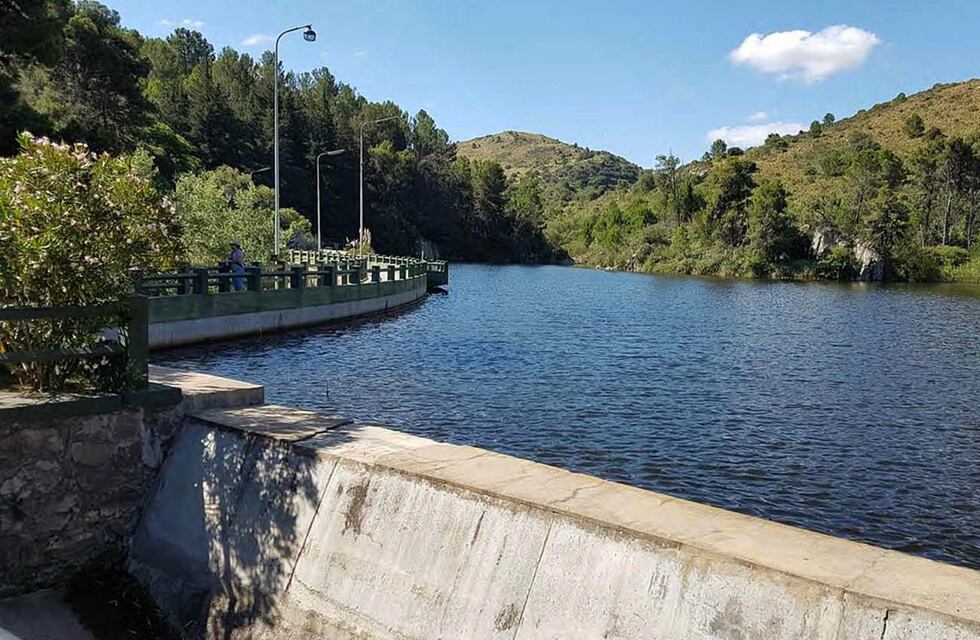 El rincón oculto en las Sierras de Córdoba que ofrece comida a la vera del dique