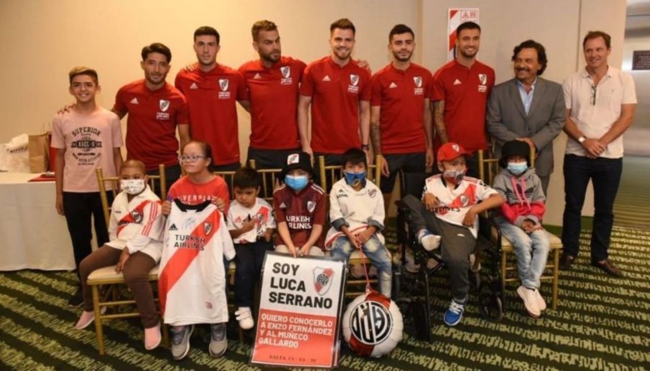 El plantel se fotografió junto al grupo de niños en el Hotel Sheraton en Salta.