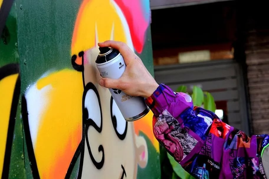 Resin Filtro, el artista que hace los murales de “Oye, Arnold”.