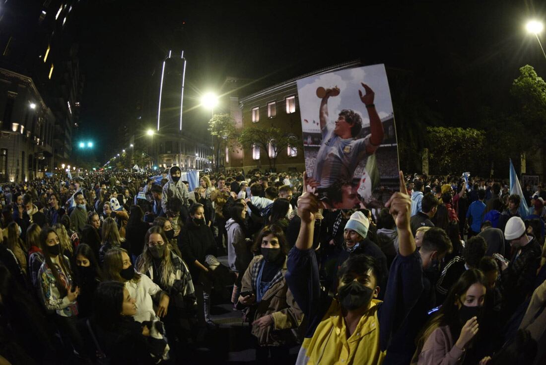 Festejos en el Patio Olmos por el triunfo de Argentina en la Copa América.
 (Facundo Luque)