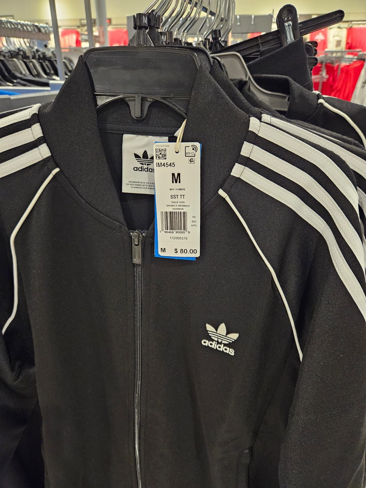 Esto es lo que vale un buzo Adidas con cierre en Miami.