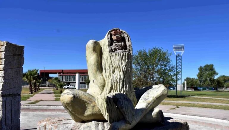 La estatua fue casi decapitada.