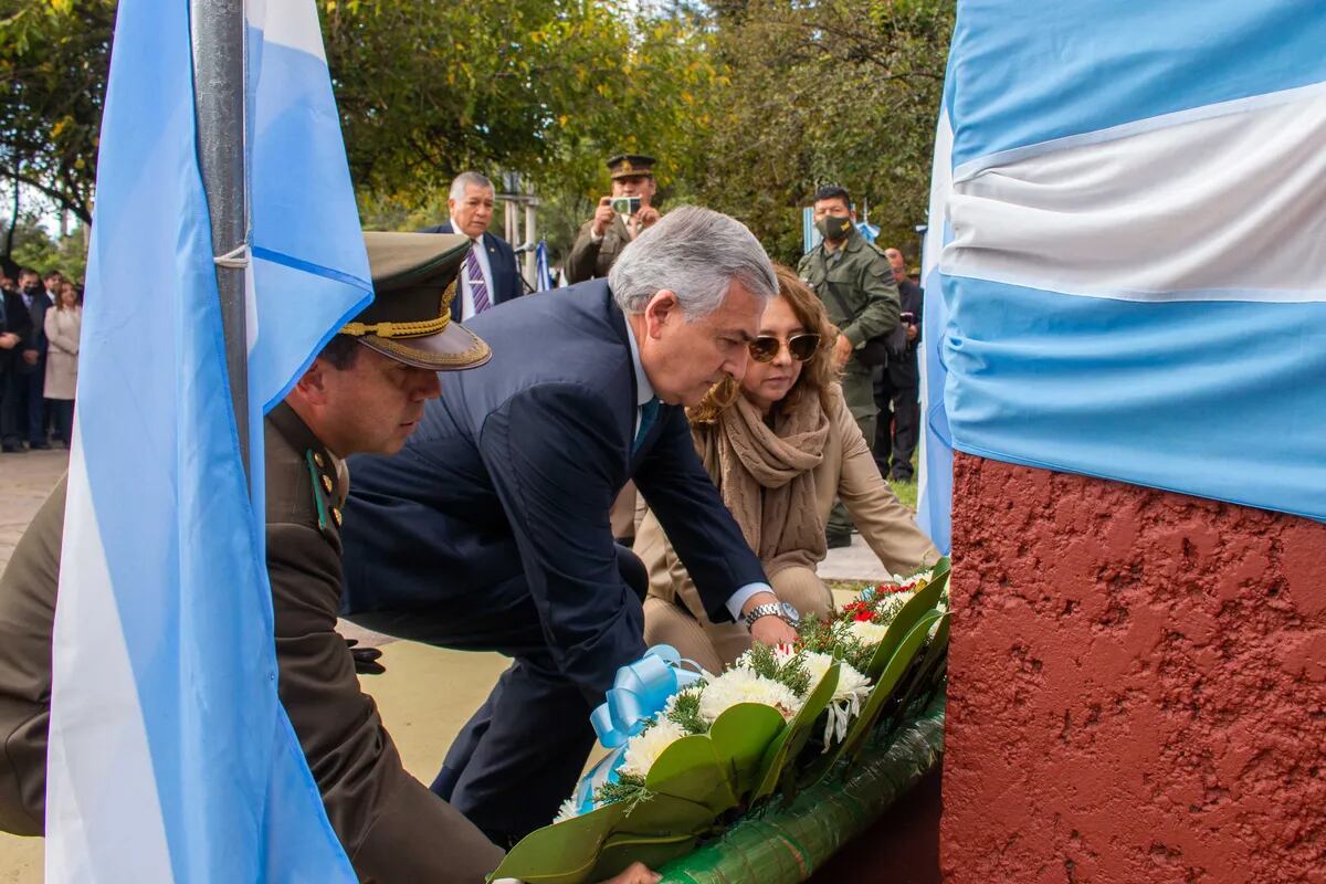 Las autoridades rindieron honores a la memoria del fundador de la ciudad, el capitán Francisco de Argañaraz y Murguía, en la plazoleta que lleva su nombre.