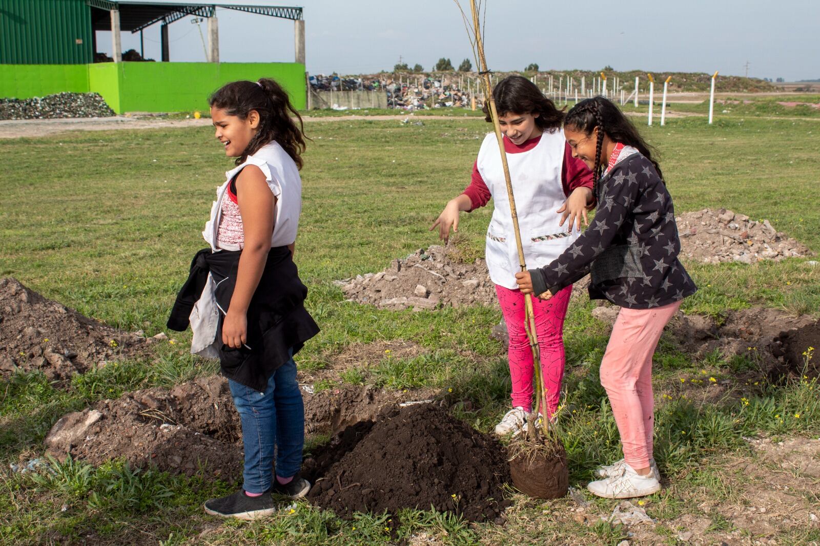 En el Día Mundial del Reciclaje alumnos de escuelas de Tres Arroyos plantaron árboles