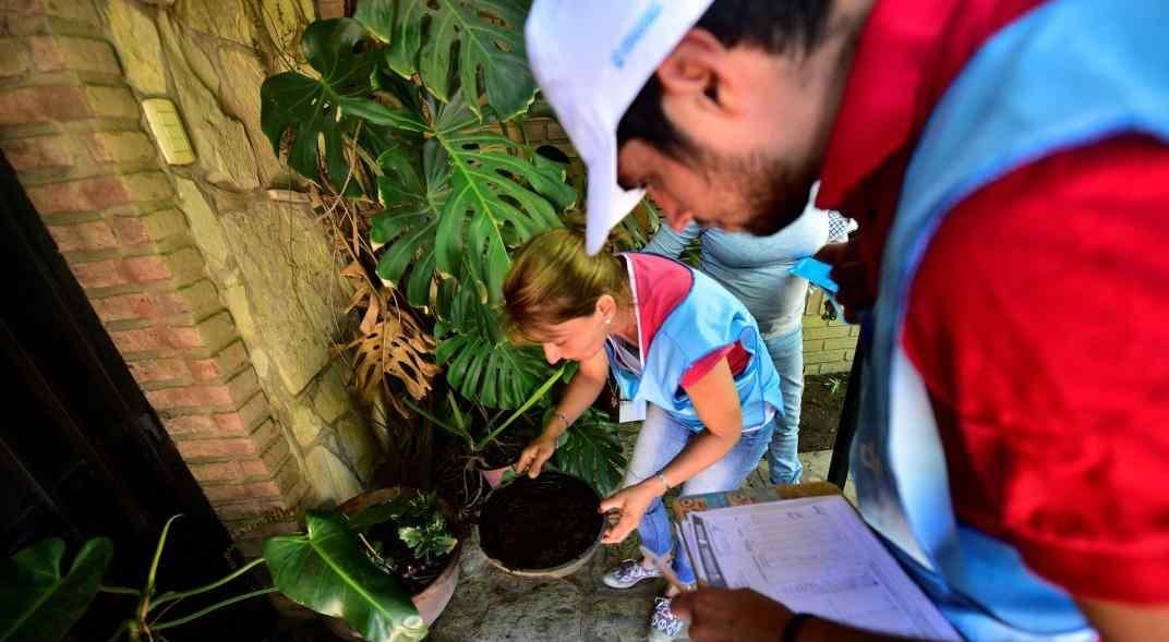 La clave para combatir el dengue es el descacharreo domiciliario.