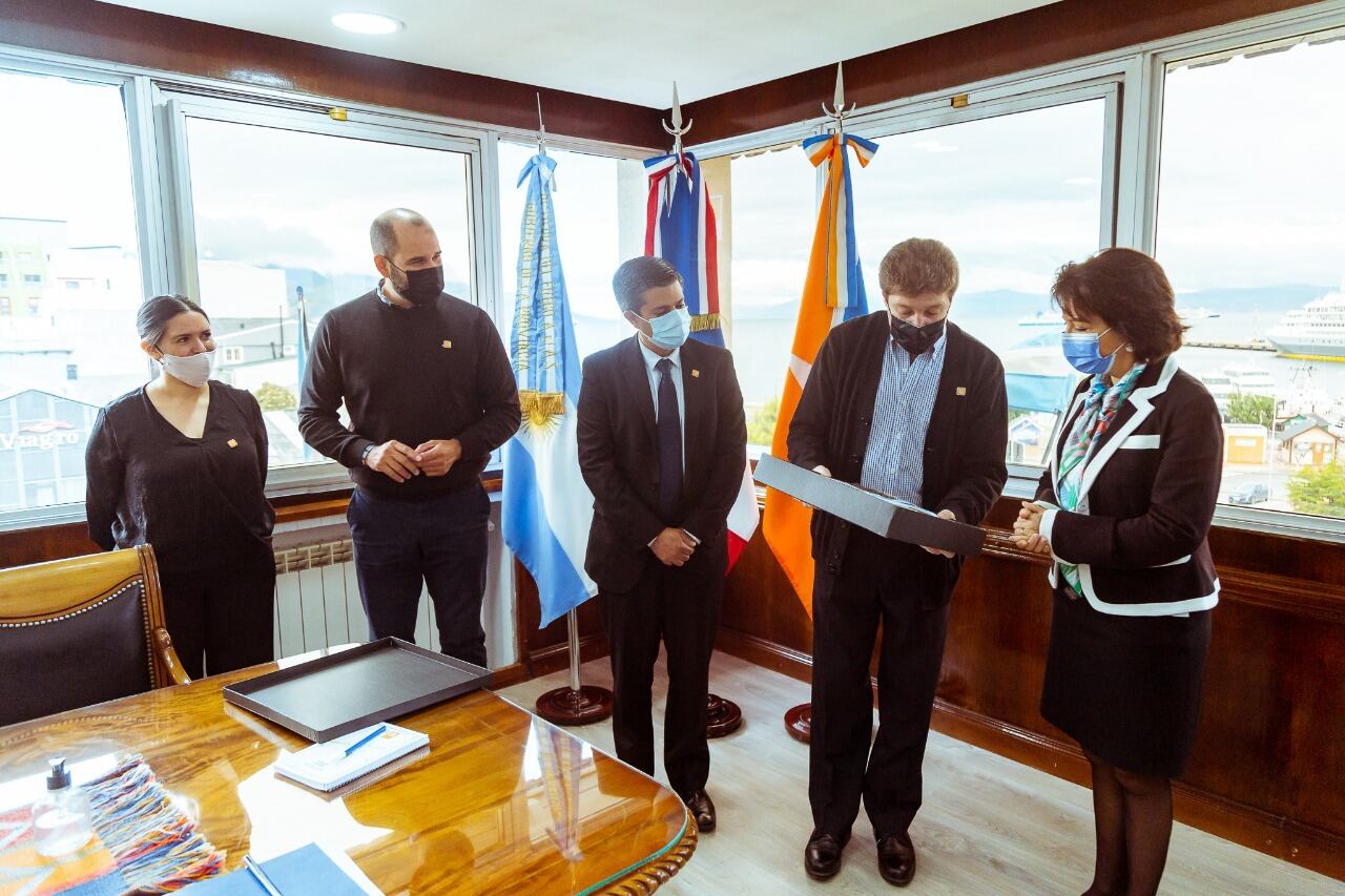 Lois funcionarios fueguinos destacaron la visita de la embajadora de Francia en Argentina.