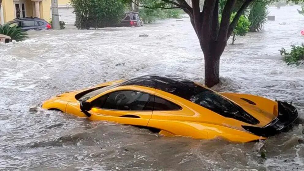 El McLaren de un estadounidense tras el huracán Ian.