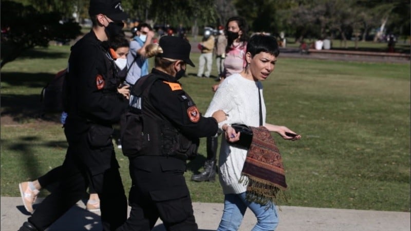 Una agrupación negacionista del coronavirus se enfrentó a la Policía de Rosario en el Monumento a la Bandera. Gentileza rosario3.