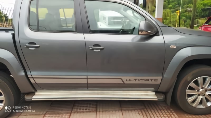 Una camioneta Volkswagen Amarok gris es parte de lo incautado en Oberá.