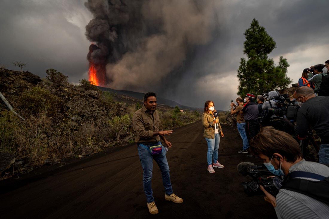 Cobertura periodística de la  erupción de volcán en una pequeña isla española en el Océano Atlántico. (AP)