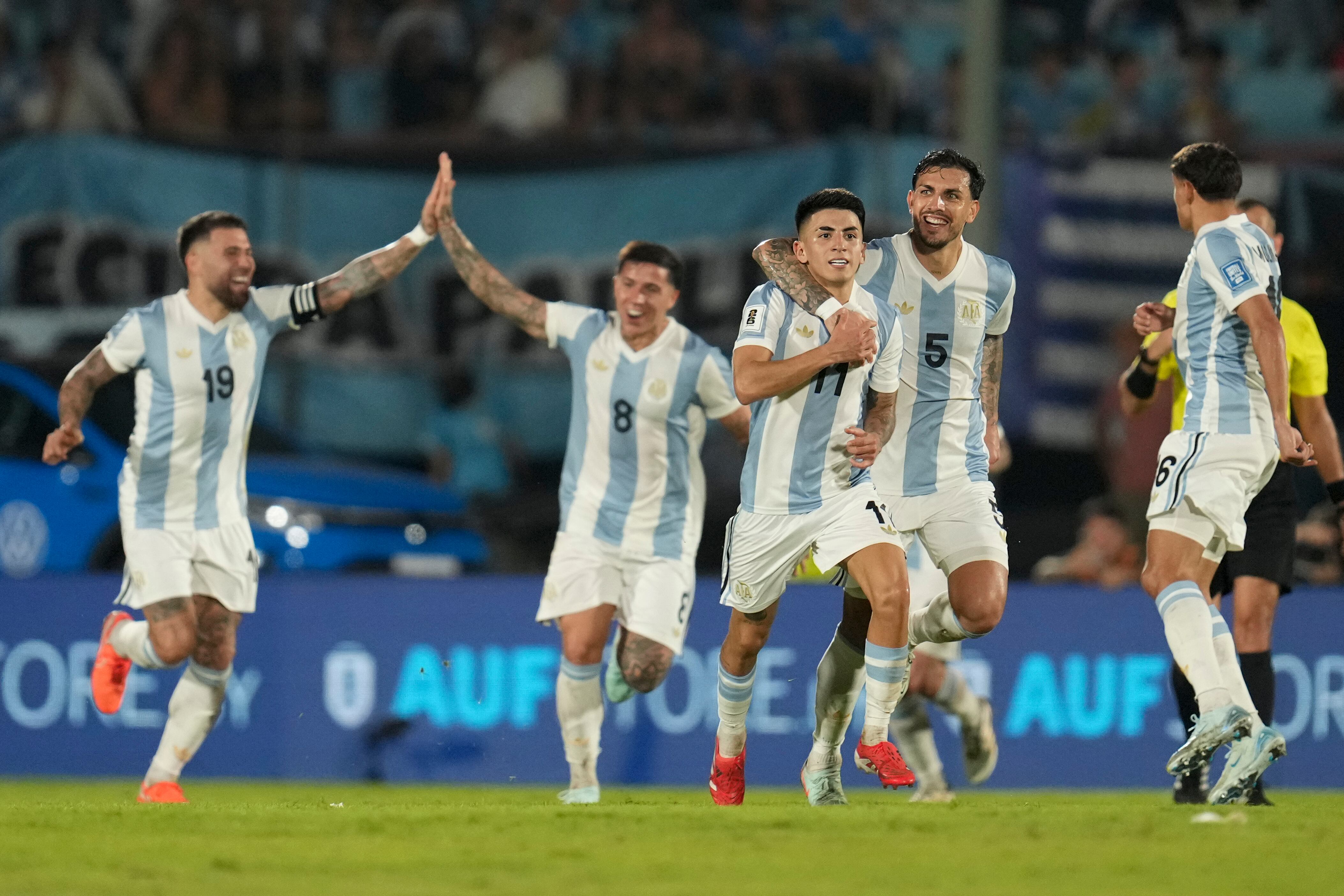 Thiago Almada (11) celebra tras marcar el primer gol de Argentina ante Uruguay  durante el partido de las eliminatorias del Mundial, el viernes 21 de marzo de 2025, en Montevideo. (AP Foto/Matilde Campodónico)