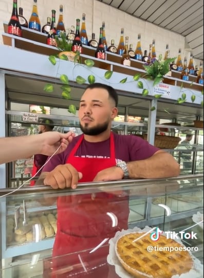 Atiende una panadería y está a tres peleas de ser boxeador.