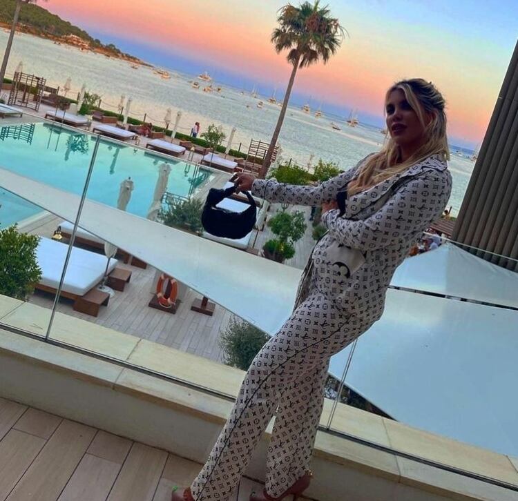 Wanda Nara luciendo un pijama, desde Ibiza