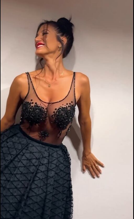 Silvina Escudero posó con un look total black con transparencias ultra sensual