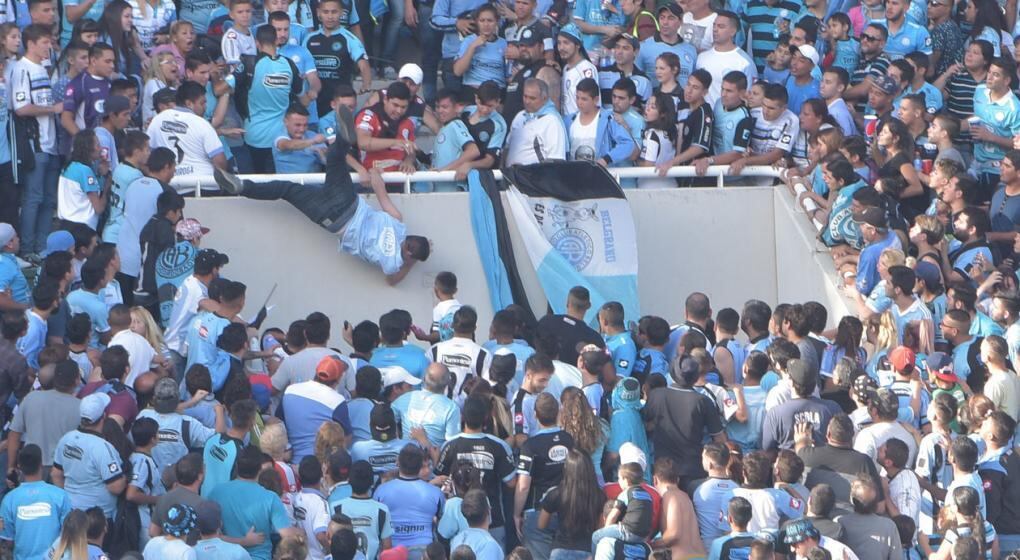 Emanuel Balbo es arrojado de la tribuna del kempes en un partido belgrano talleres Abril de 2017 foto: Facundo Luque