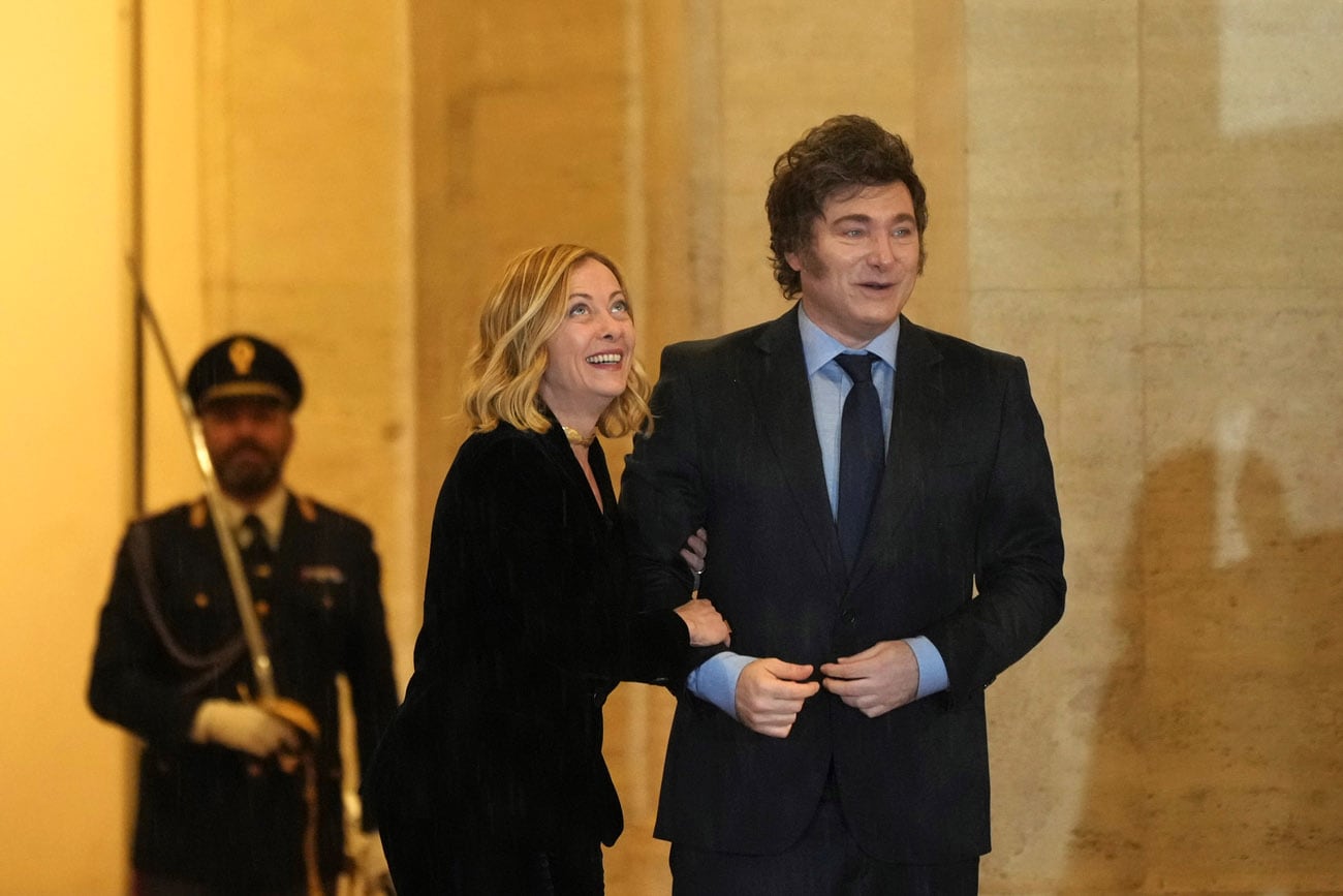 La primera ministra italiana, Giorgia Meloni, izquierda, se reúne con el presidente de Argentina, Javier Milei, en el palacio Chigi de Roma. (AP)