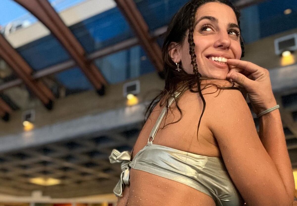 Cinthia Fernández se llevó todas las miradas posando desde la playa con una microbikini azul eléctrico