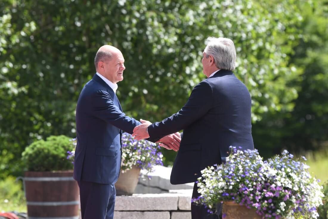 El presidente llegó al complejo de Schloss Elmau, donde fue recibido por el canciller federal, Olaf Scholz.