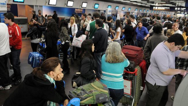 El demandante viajó en avión de regreso hasta Aeroparque y luego contrató un servicio de ómnibus.