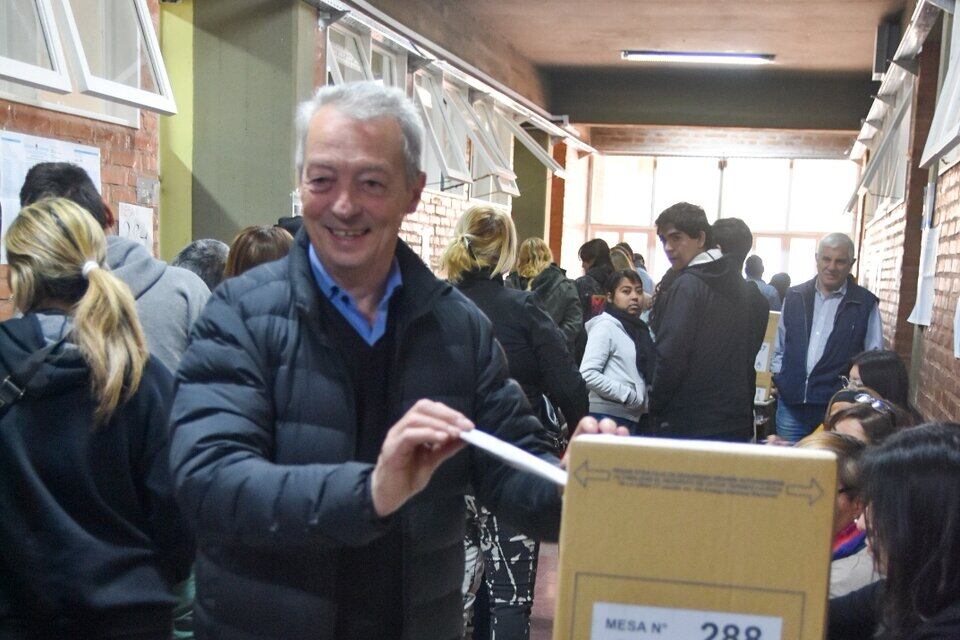 Rubén Manzi ya emitió su voto en Catamarca.