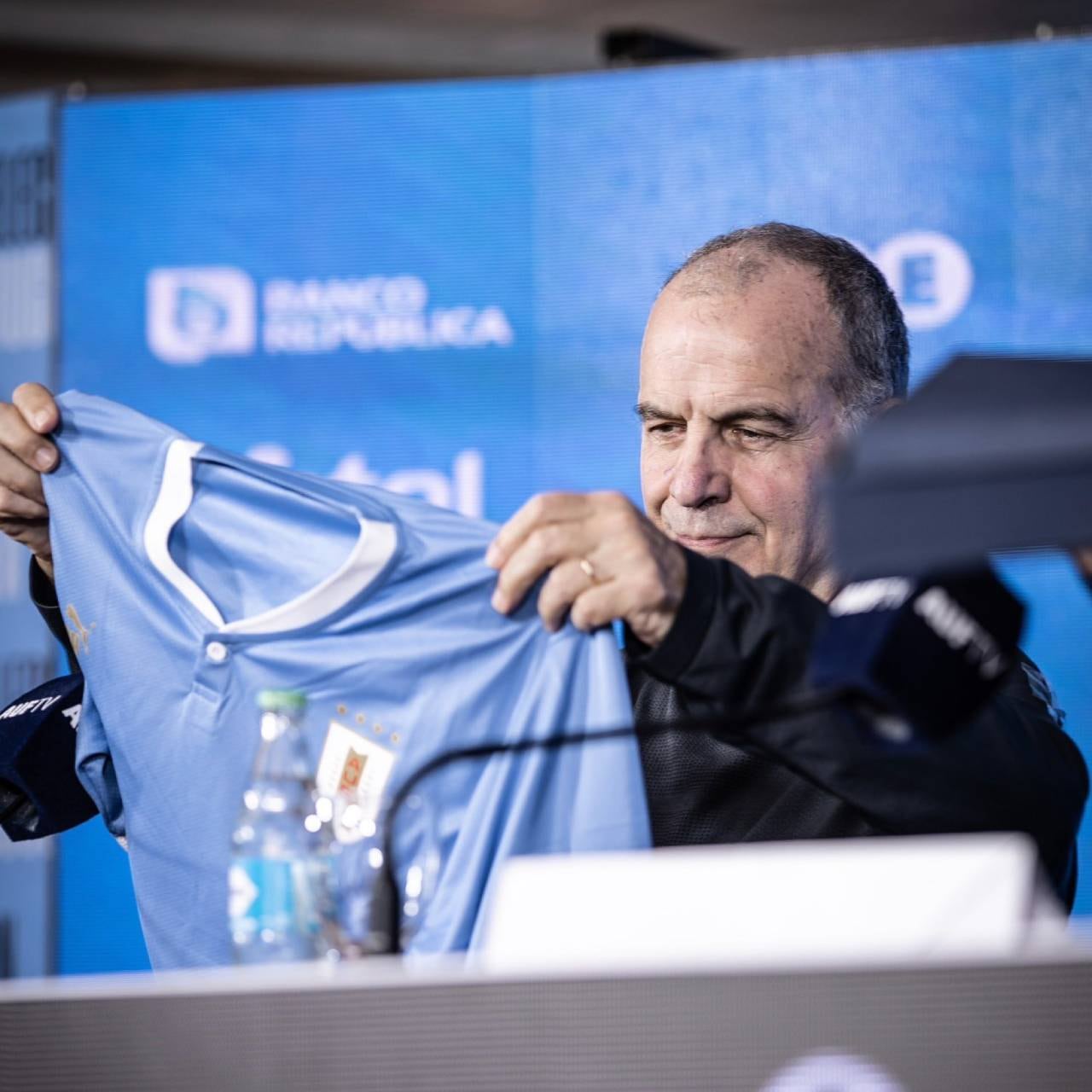 Bielsa se llevó una camiseta oficial con su apellido luego de la presentación.