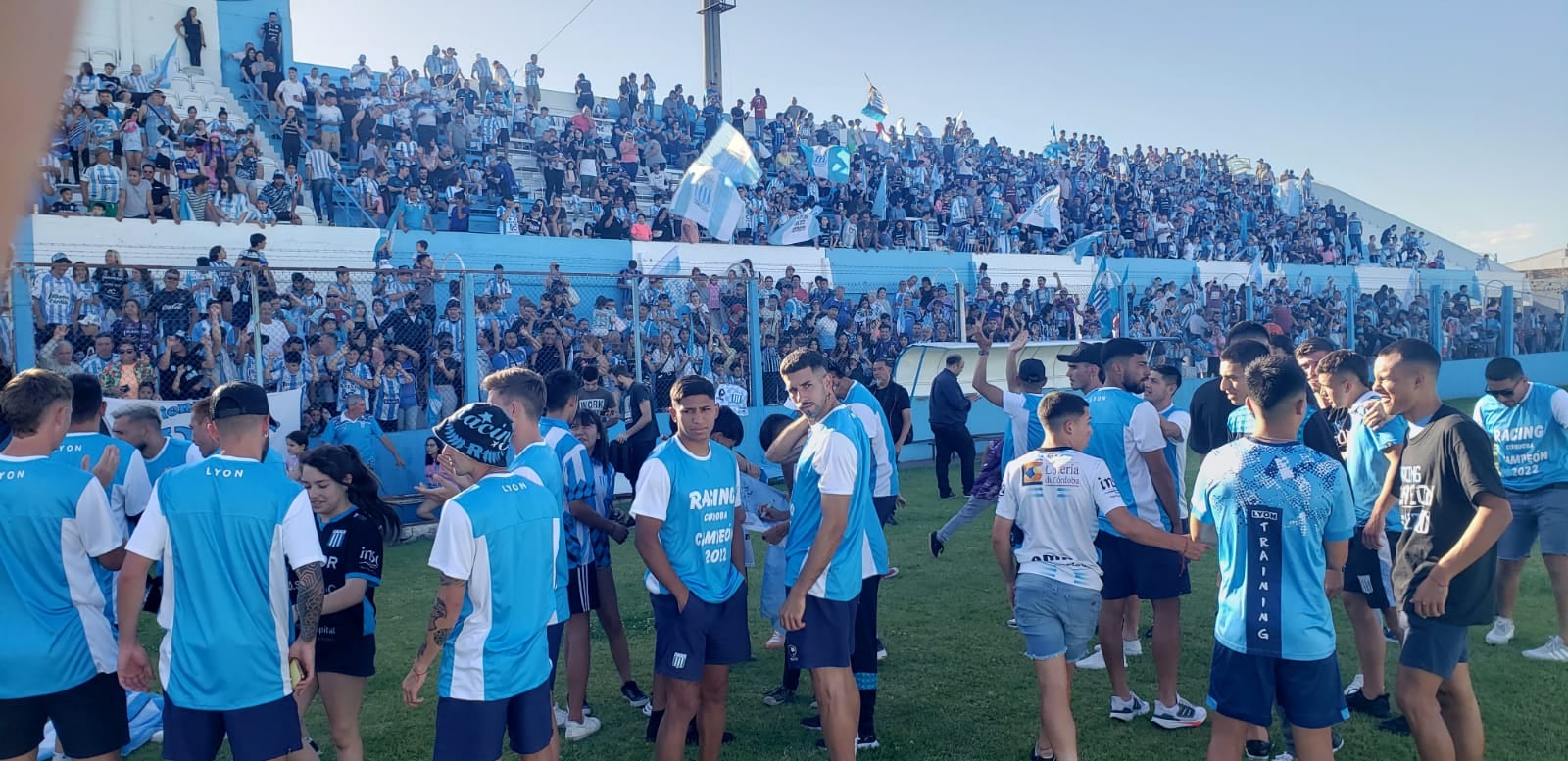 La llegada del plantel de Racing campeón al estadio Miguel Sancho y el festejo con la hinchada. (Javier Ferreyra / La Voz)