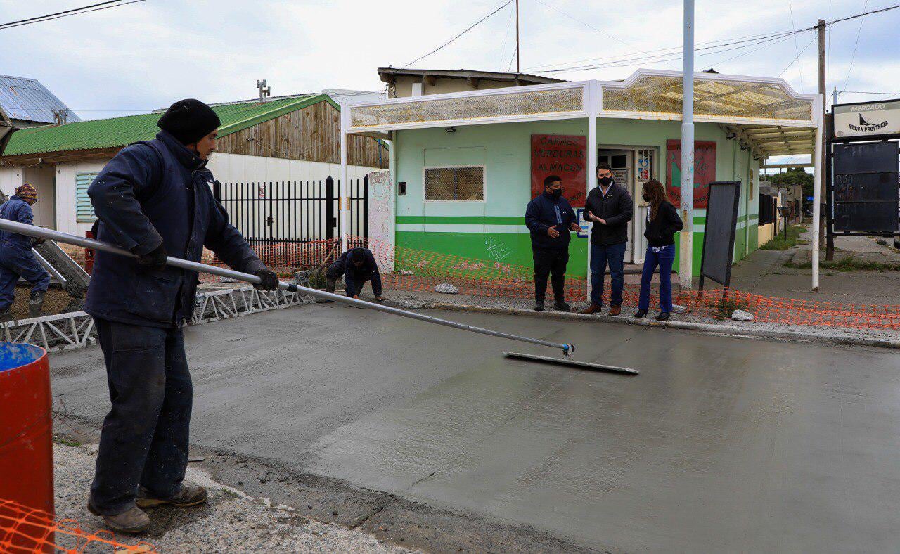 El Intendente Pérez visitó las obras que se vienen realizando en las calles del barrio Chacra II.