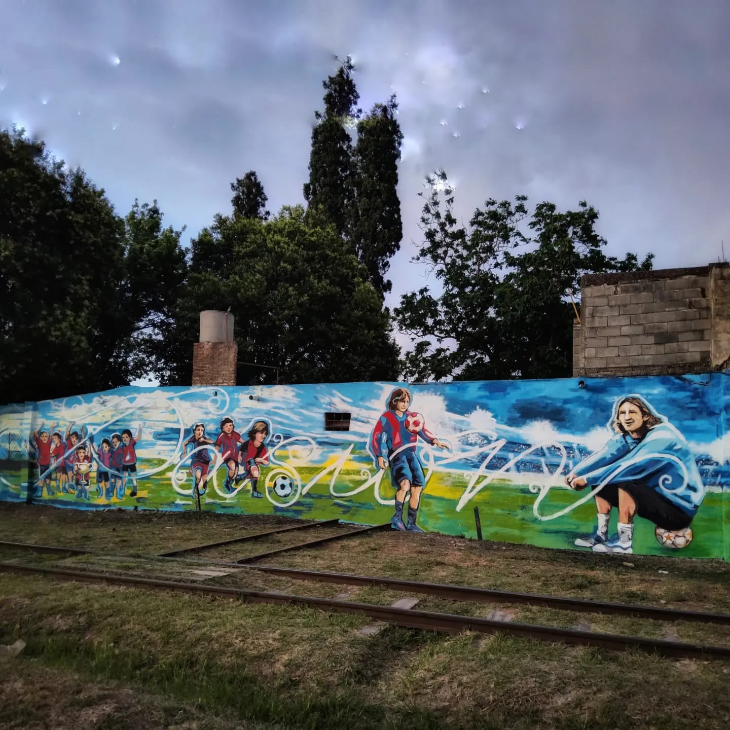 El artista hizo un recorrido por la vida del futbolista y lo dejó plasmado en un mural de barrio Argüello.