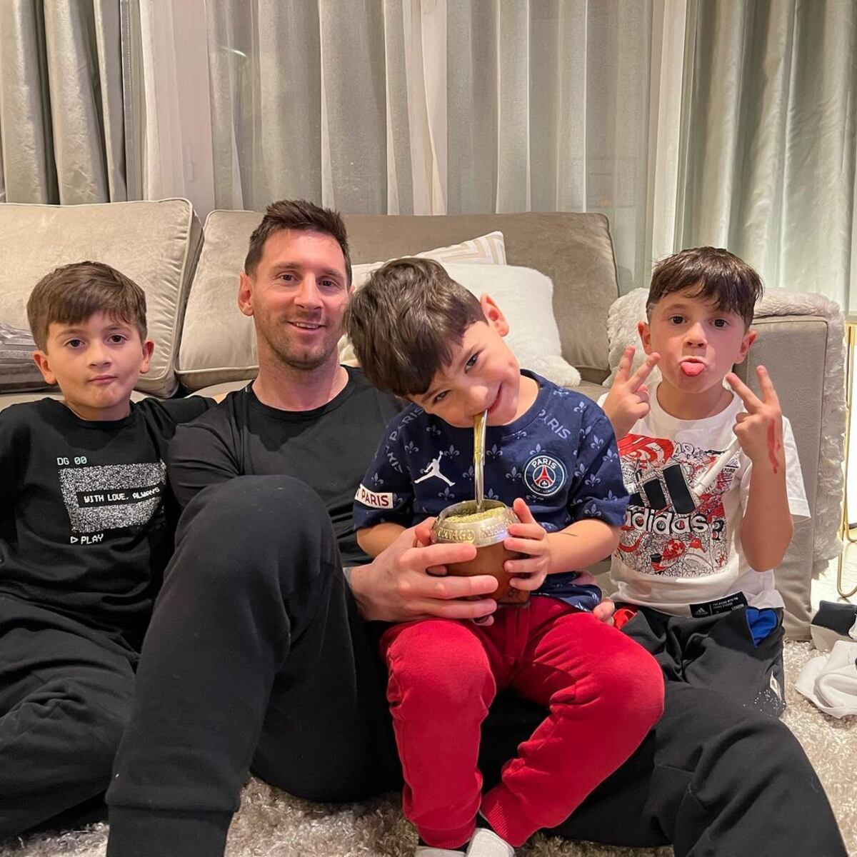 No sueltan a papá: Antonela Roccuzzo mostró un tierno video de Lionel Messi abrazado a sus hijos