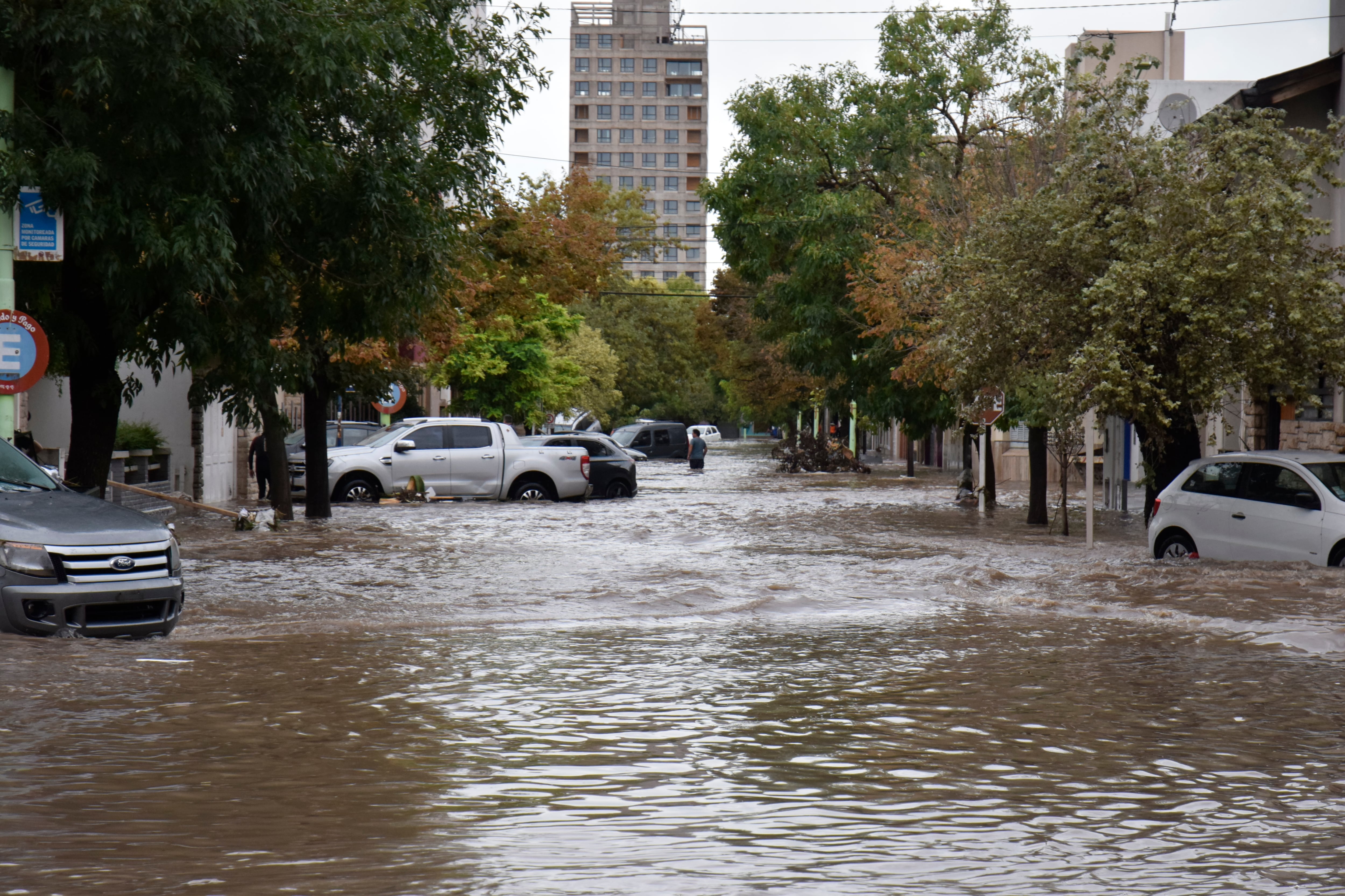 Bahía Blanca bajo el agua tras el temporal. (Horacio Culaciatti / Clarín)