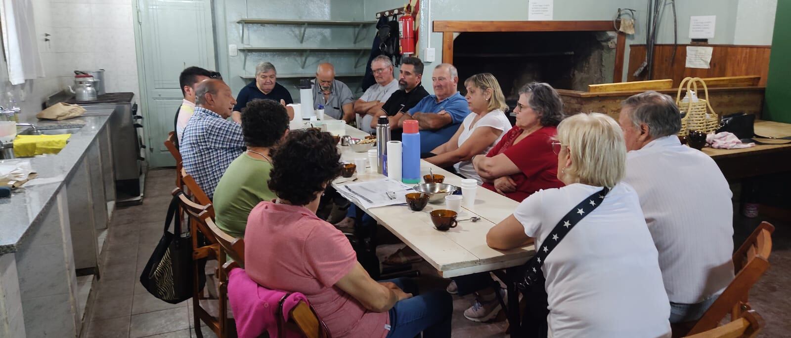 Sánchez con la Junta Vecinal del Barrio Escuela 18 de Tres Arroyos 