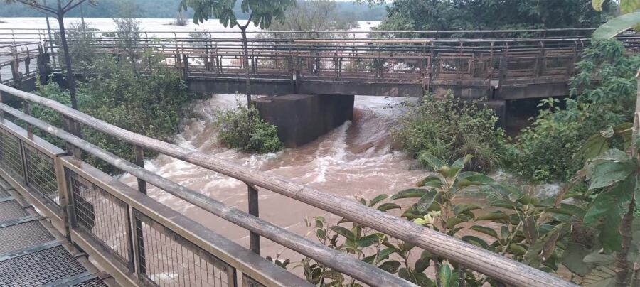 El caudal de las Cataratas complica el trabajo de los rescatistas. 