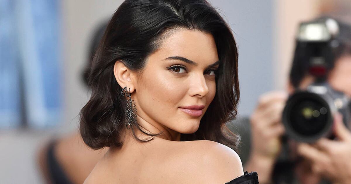 Kendall Jenner brilló en la alfombra roja con un vestido transparente y de cristales