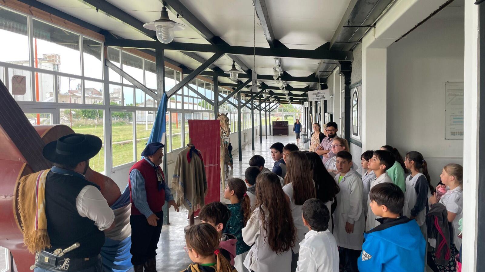 Mes de la Tradición: Alumnos de diferentes instituciones educativas visitan la exposición del CCE