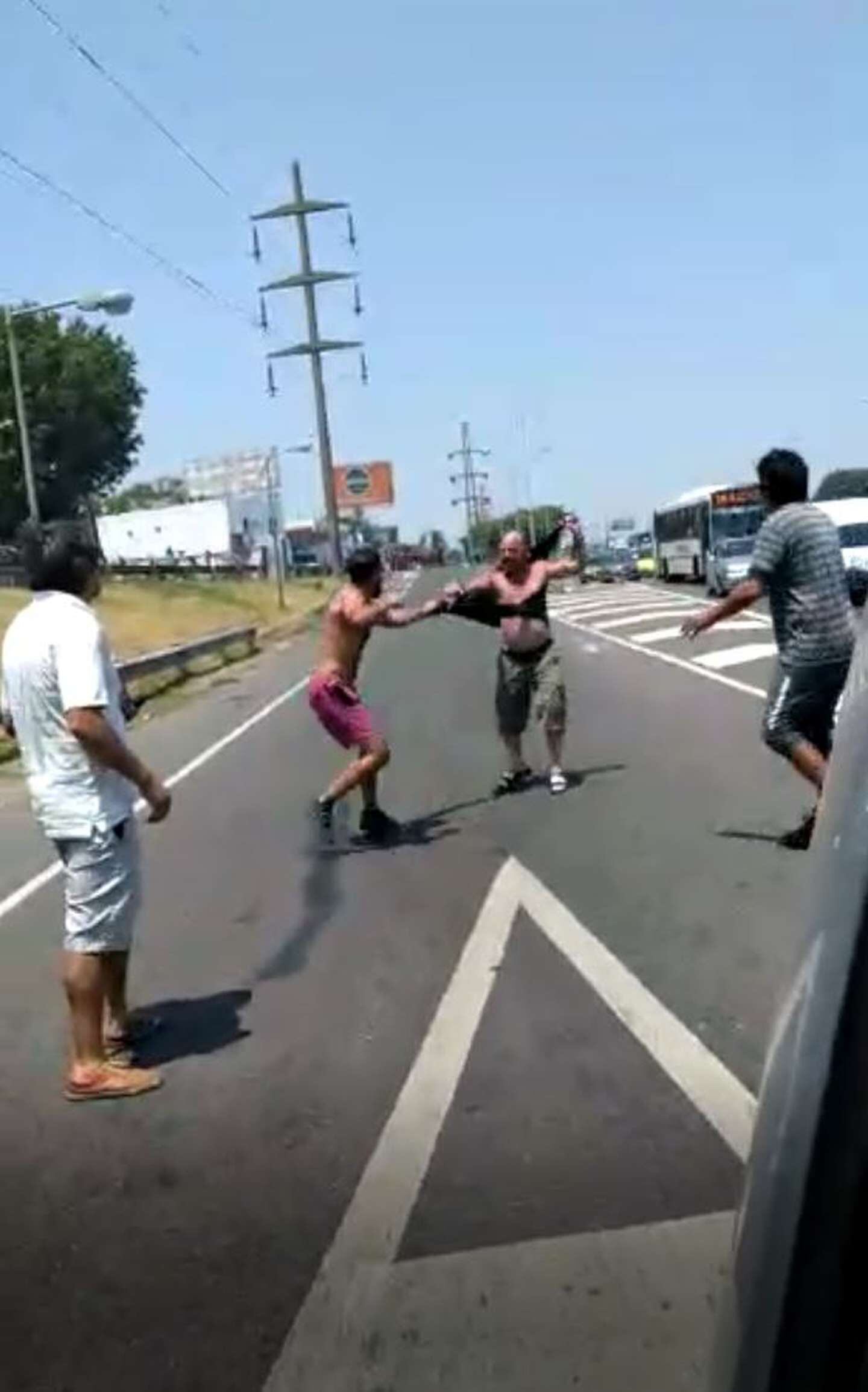 El automovilista y el camionero terminaron a las piñas.